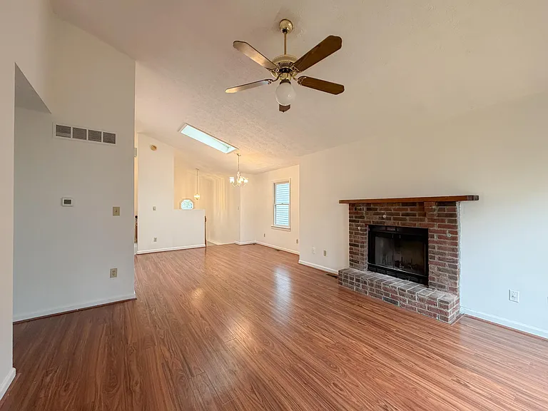 352 Chase Pl — Photo 3