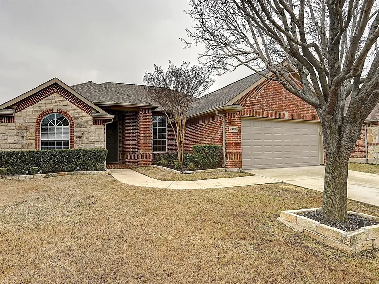 2440 Deerwood Dr — Photo 2