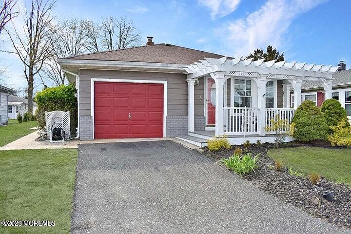 1st image of 27 Castle Harbor Dr
