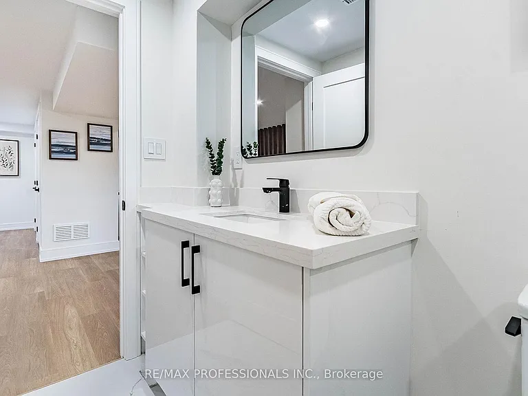 48 Lloyd Manor Rd #LOWER — Photo 13