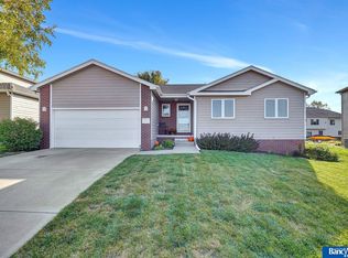 913 Birchwood Dr, Hickman, NE 68372