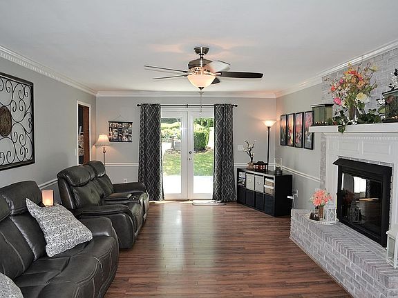 2nd image of 113 Hunters Woods Dr