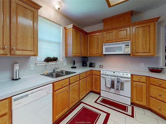 5th image of 104 Marta St