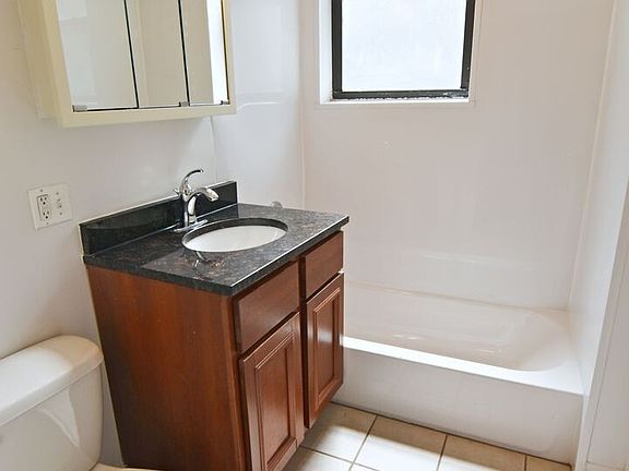 5th image of 714 W Buckingham Pl APT 1W