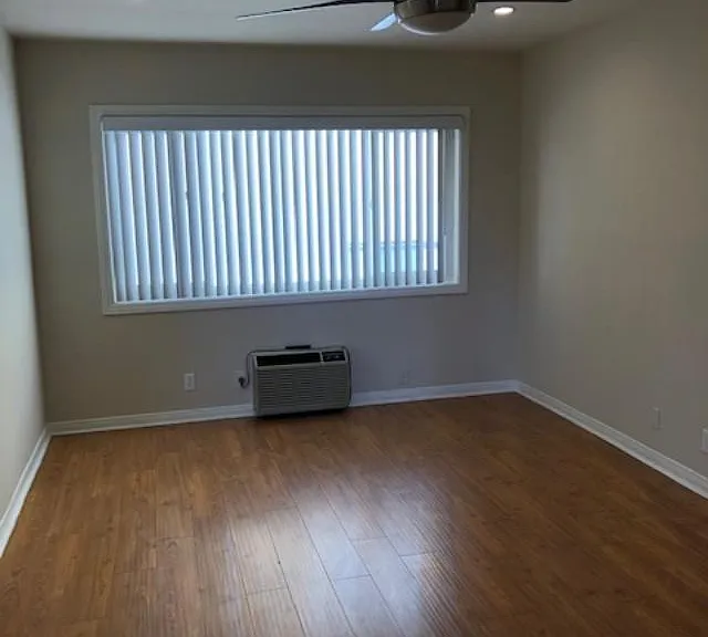 14521 Margate St #15 — Photo 3