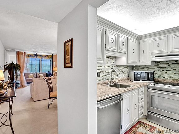 3rd image of 2831 Somerset Dr APT 207