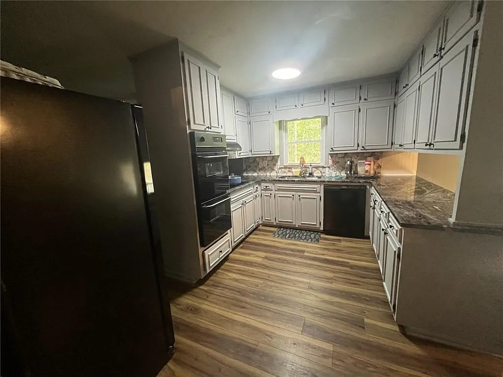 3 bed, 2.0 bath, 1992 sqft, $2,500 — Photo 1