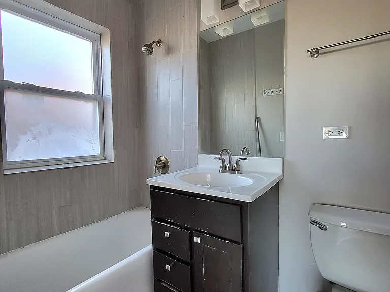 4105 N Damen — Photo 7