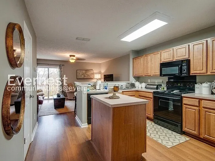 157 Shadow Glen Dr — Photo 4