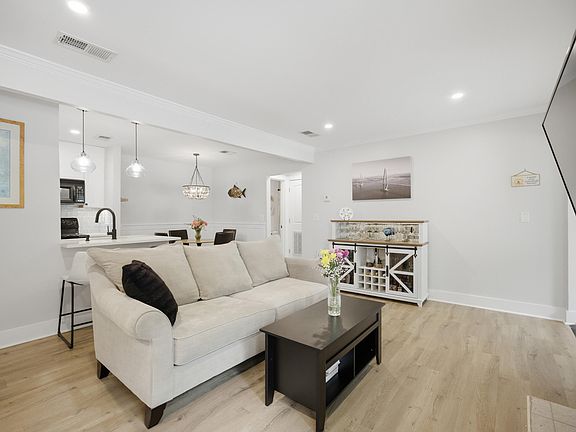3rd image of 272 Alexandra Dr Unit 14