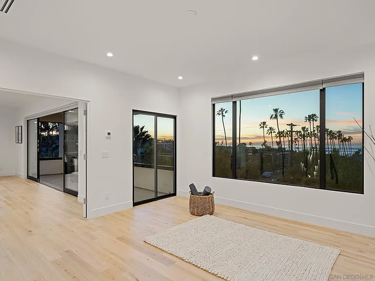 4386 Newport Ave — Photo 33