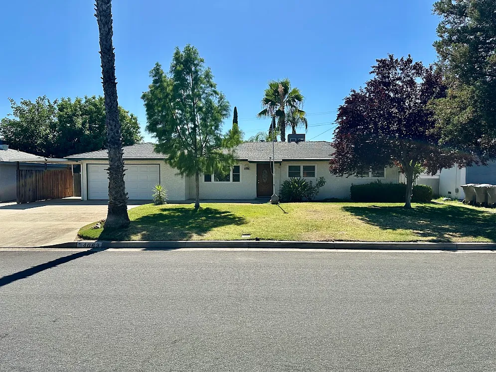 3 bed, 1276 sqft, $2,200 — Photo 1