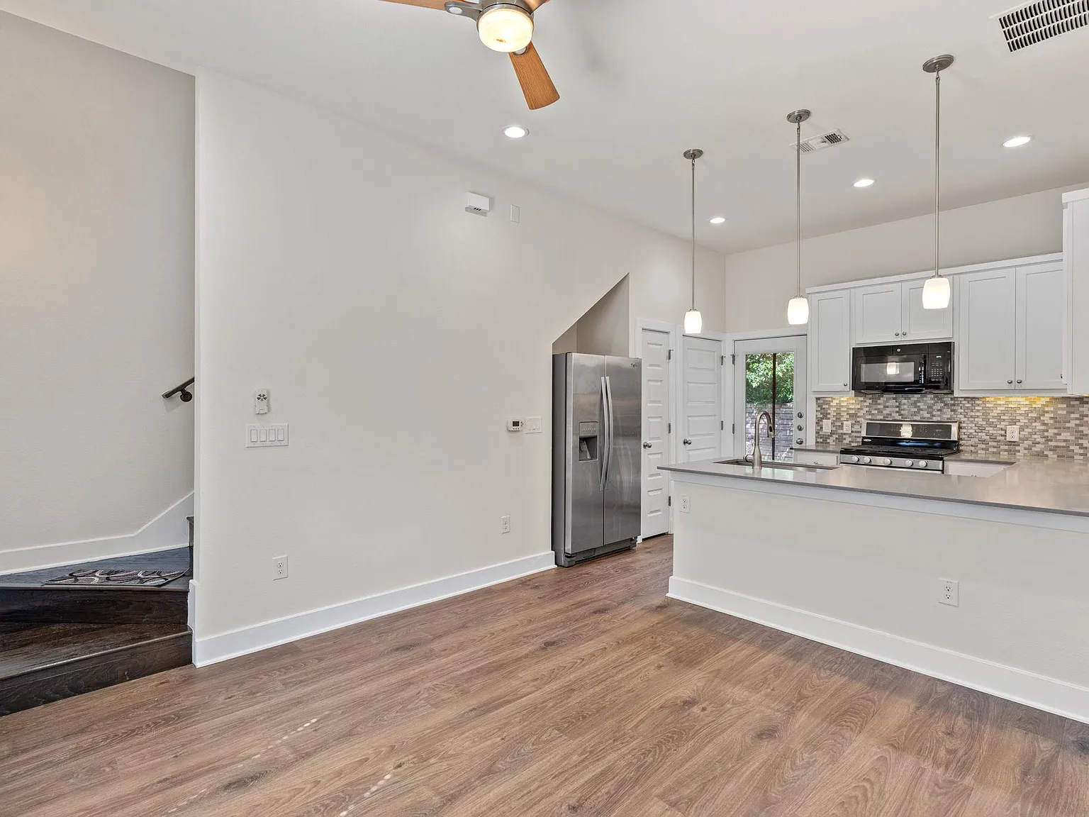 2 bed, 2.0 bath, 850 sqft, $2,800 — Photo 3