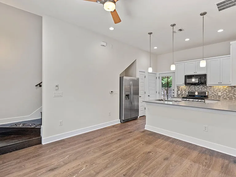 720 Pedernales St #B — Photo 3