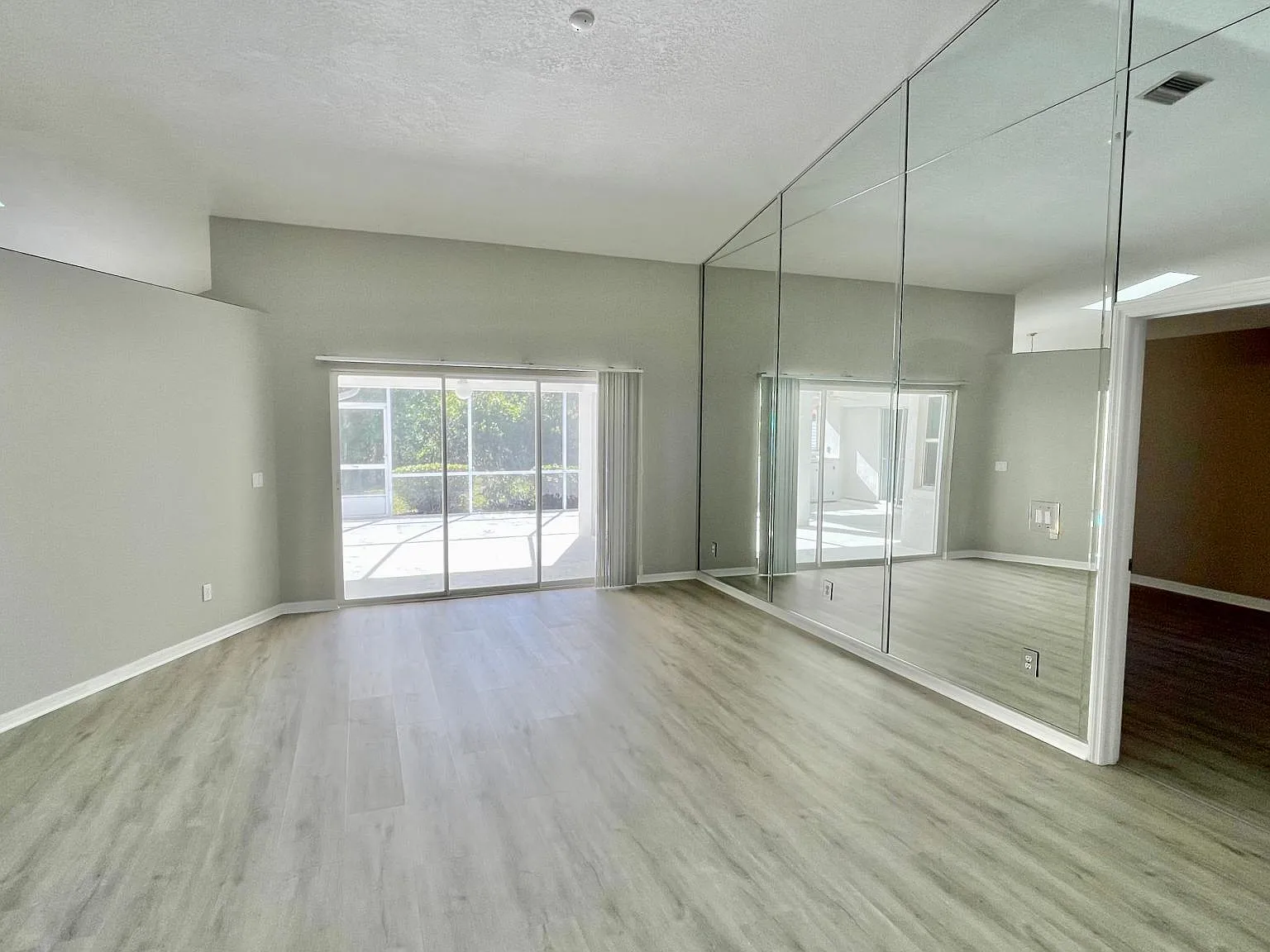 3 bed, 2485 sqft, $2,200 — Photo 2