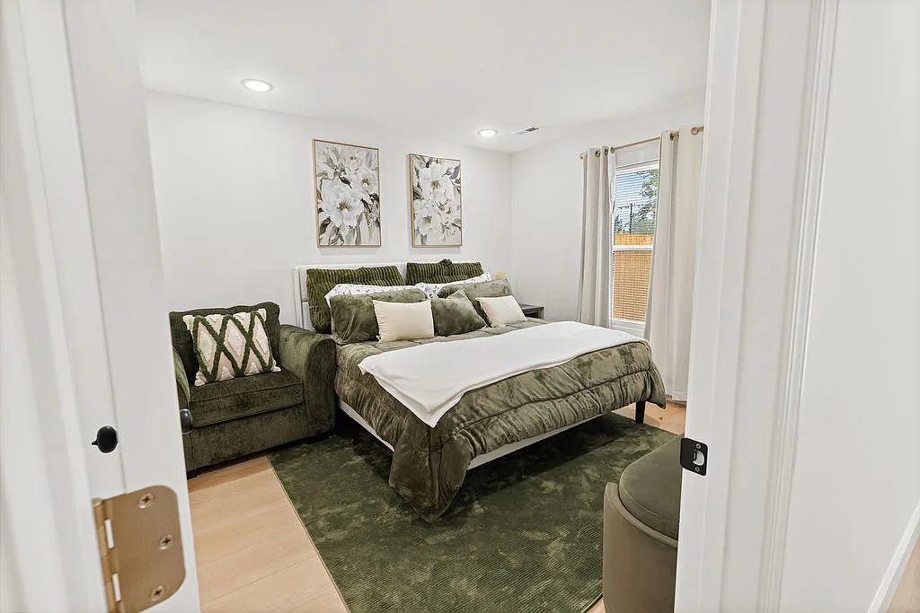 3 bed, 1100 sqft, $2,599 — Photo 3