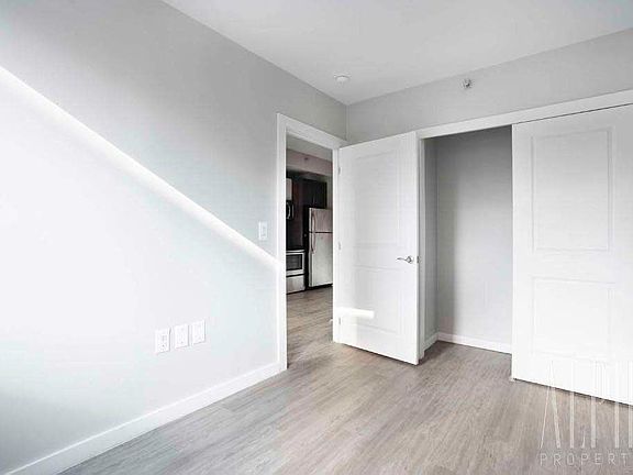 4th image of 245 E 115th St #101