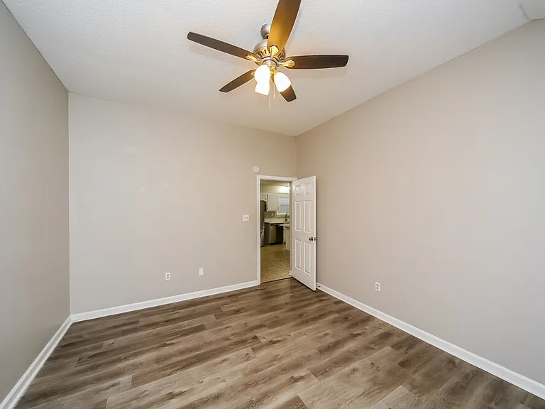 7621 Davis Pkwy — Photo 11
