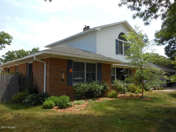 622 Pinewood Dr, Muskegon, MI 49445