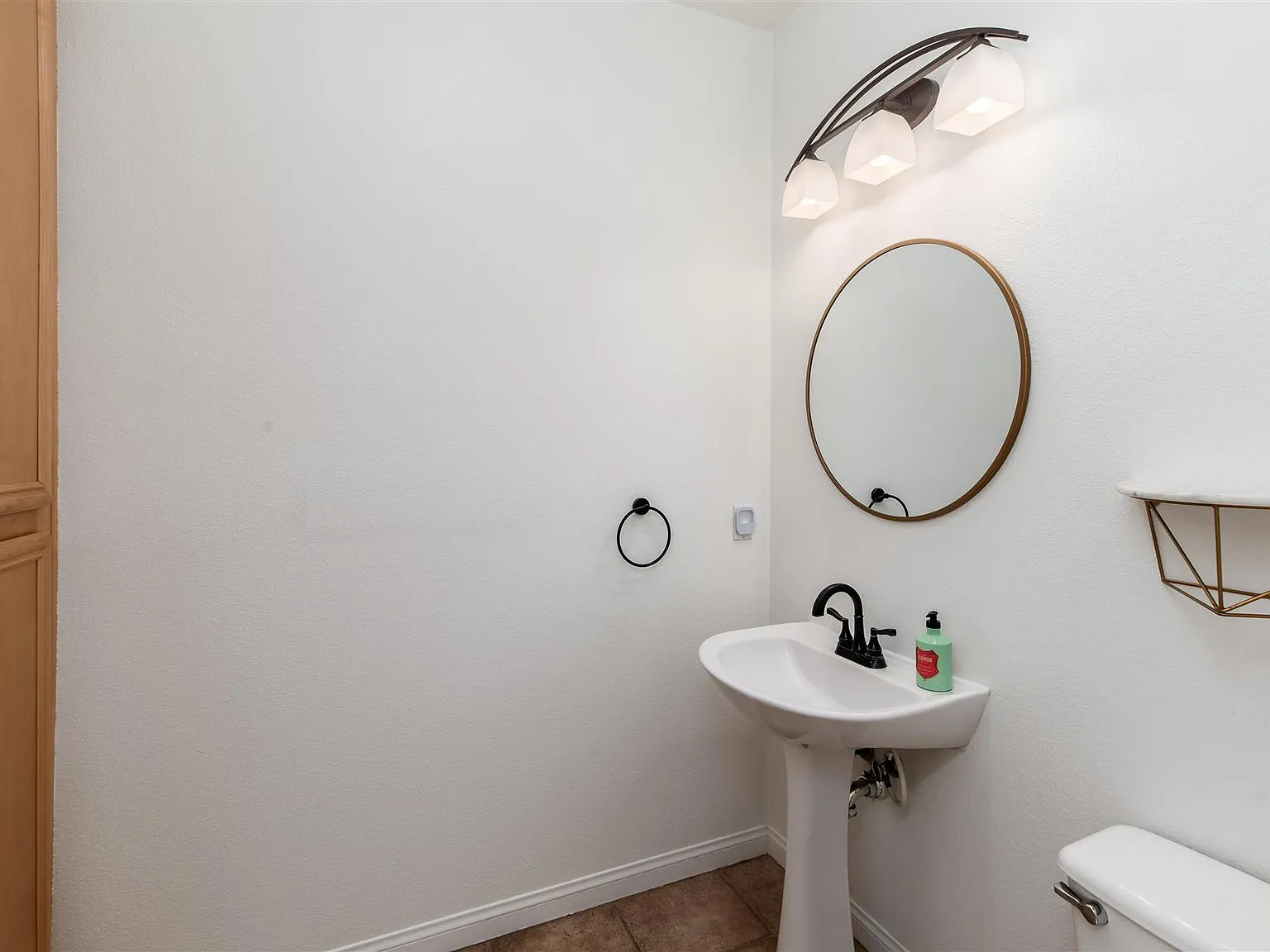 3 bed, 2.5 bath, 1970 sqft, $5,320 — Photo 3