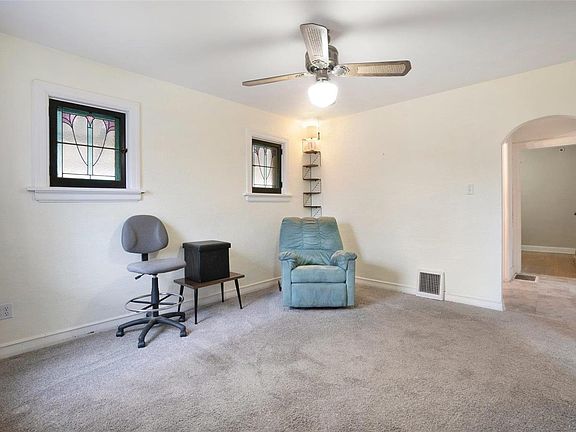 3rd image of 219 W Loretta Ave