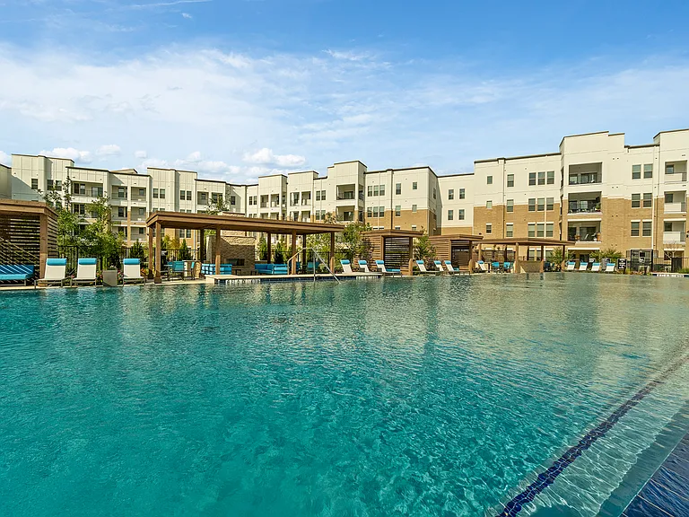 Luxe at Mercer Crossing — Photo 14