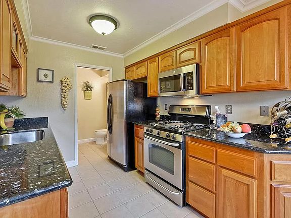 4th image of 3052 Creekside Dr