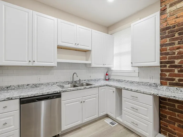 2305 Abercorn St — Photo 20
