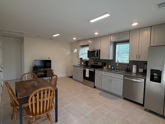 5th image of 9039 Elroy Rd