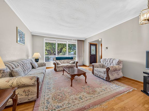 2nd image of 18 Pheasant Valley Ct