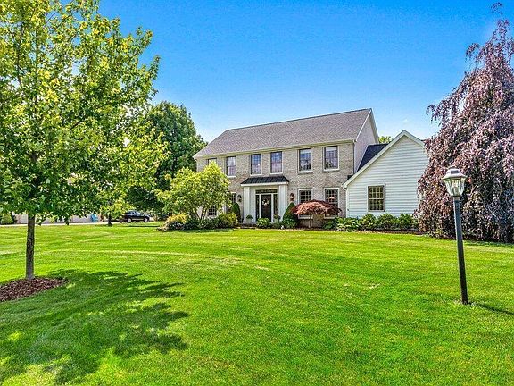 3rd image of 2511 Clubhouse Cir
