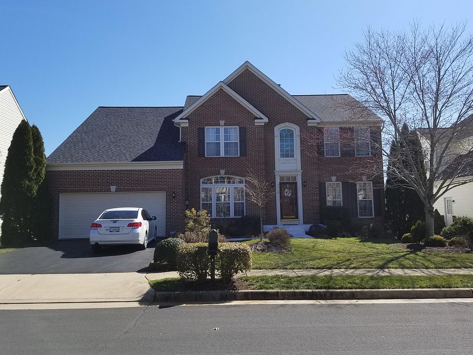 Nice yard! Beautiful home in a great neighborhood!