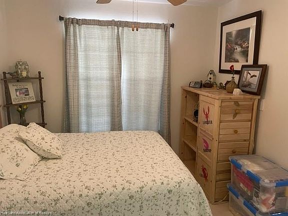 5th image of 946 Gardenia St
