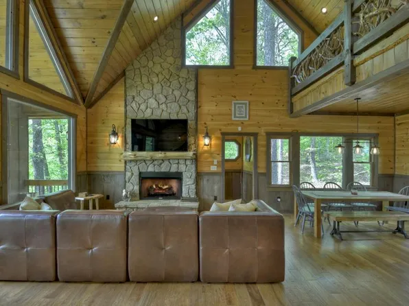 322 Hope Dr, Blue Ridge, GA 30513
