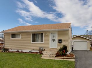 2809 Navaho Rd, Waukegan, IL 60087