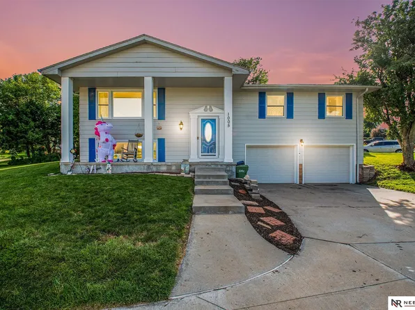 1005 Grenoble Dr, Bellevue, NE 68123