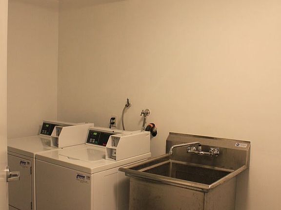 4th image of 468 S Roxbury Dr #8175659