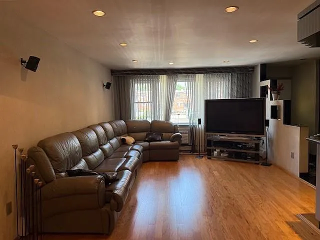 3 bed, 3.0 bath, 1800 sqft, $4,950 — Photo 3