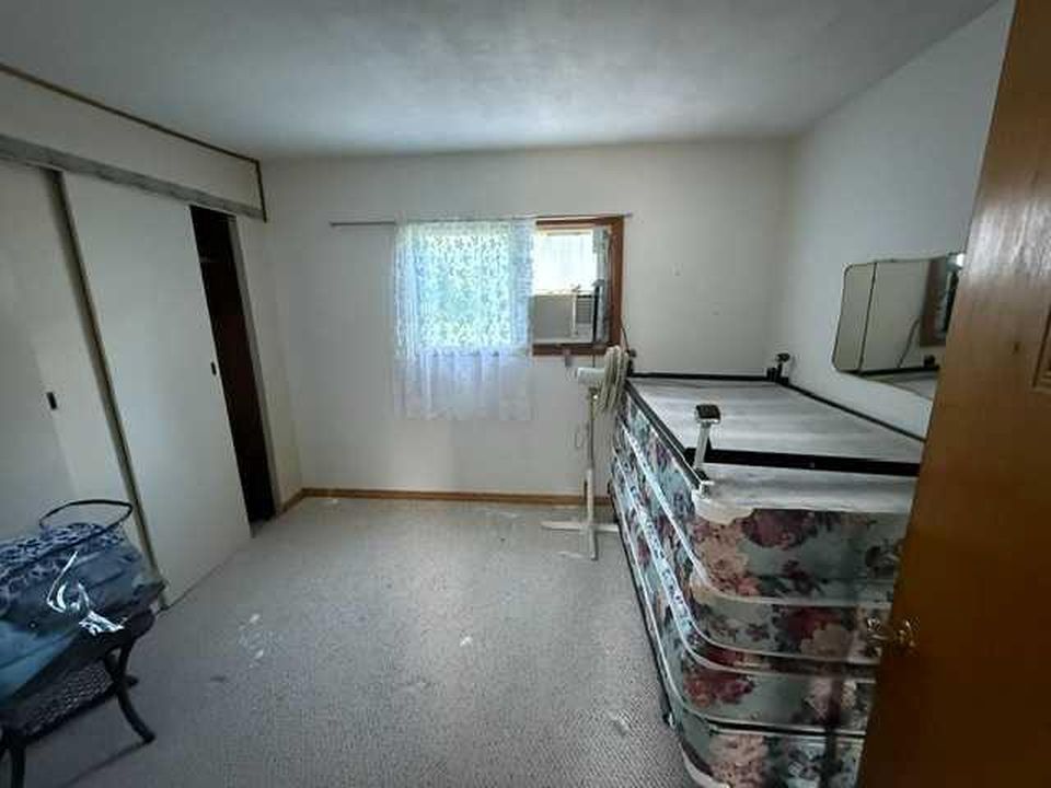 155 S 7th St, Drumheller, AB - More