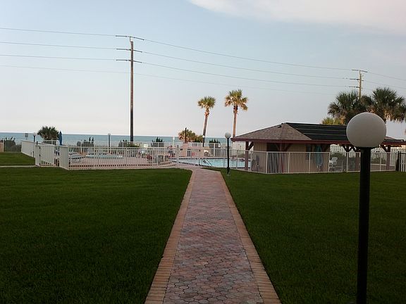 walkway to pool
