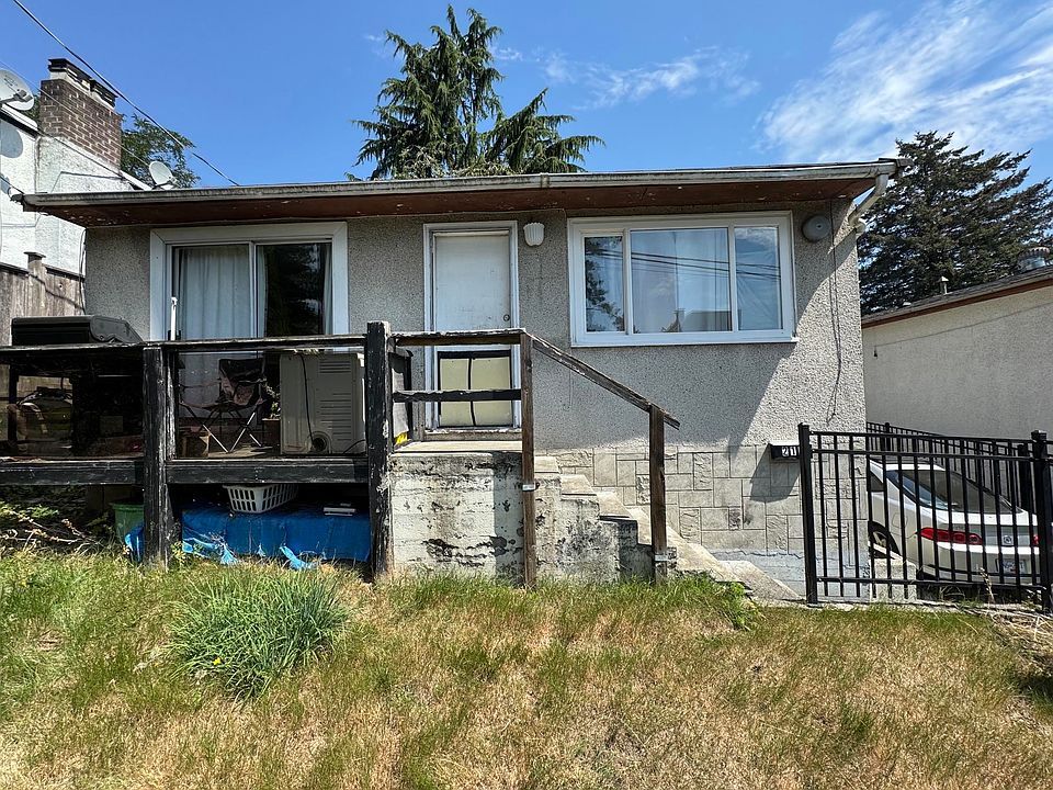 1st image of 215 Shaw St