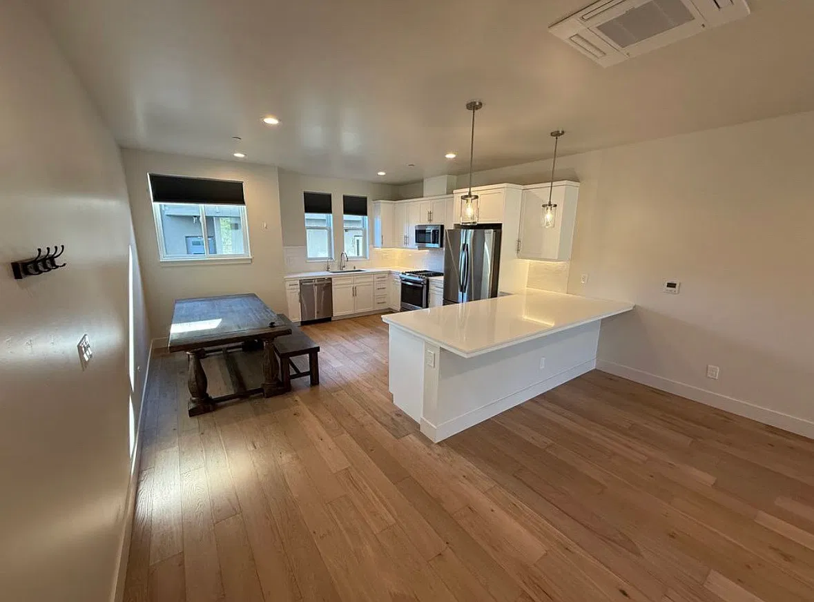 2375 Victoria Ave — Photo 2