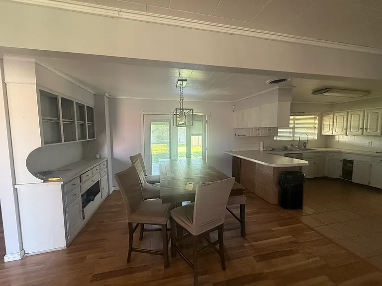 605 E Saint Anne Pl — Photo 8
