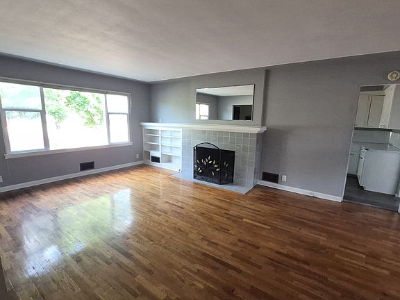 4th image of 3321 Pear St SE