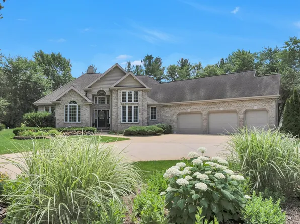 1749 Bittersweet Dr, Saint Anne, IL 60964