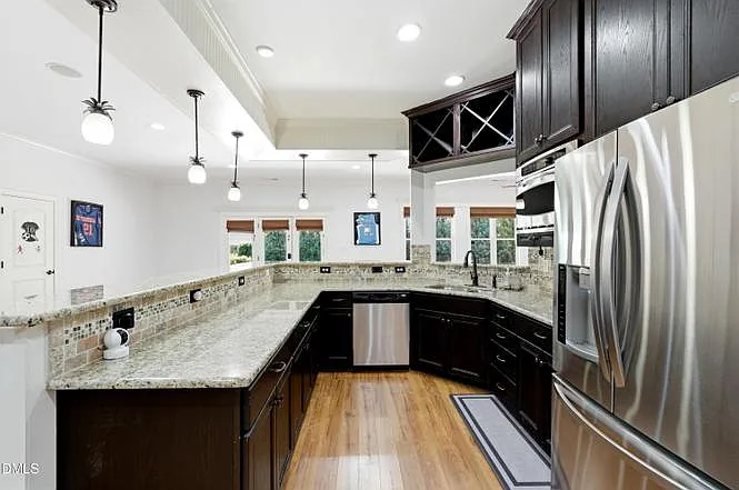 6 bed, 7031 sqft, $8,400 — Photo 4