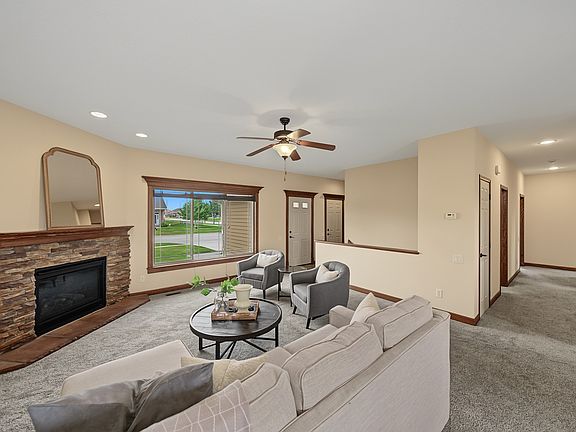 5th image of 805 NW Reinhart Dr
