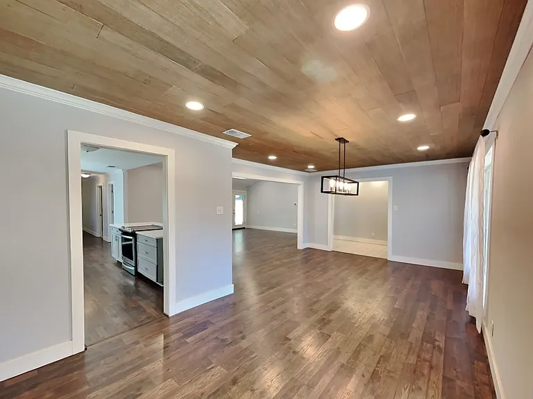 3704 Astoria Dr — Photo 9