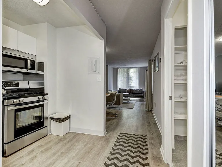 Windsor House Apartments — Photo 12