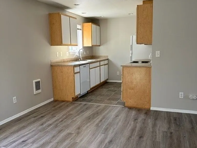 3440 Hawthorne Ave NE — Photo 21